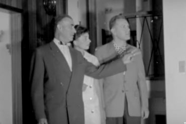 рієлтор проводить показ будинку у 1957 році