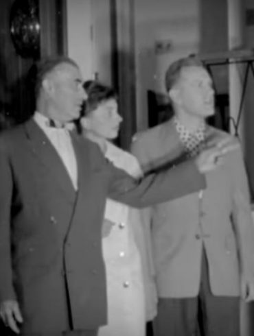 рієлтор проводить показ будинку у 1957 році